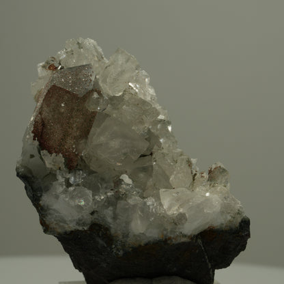 Klare Quarz, Analcim, Calcit, Epidot auf Matrix Streep Mine Namibia 51*34*20mm #14550