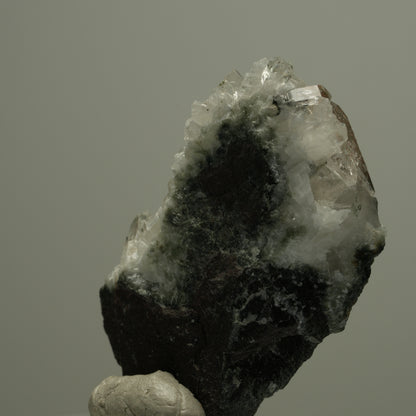 Klare Quarz, Analcim, Calcit, Epidot auf Matrix Streep Mine Namibia 51*34*20mm #14550