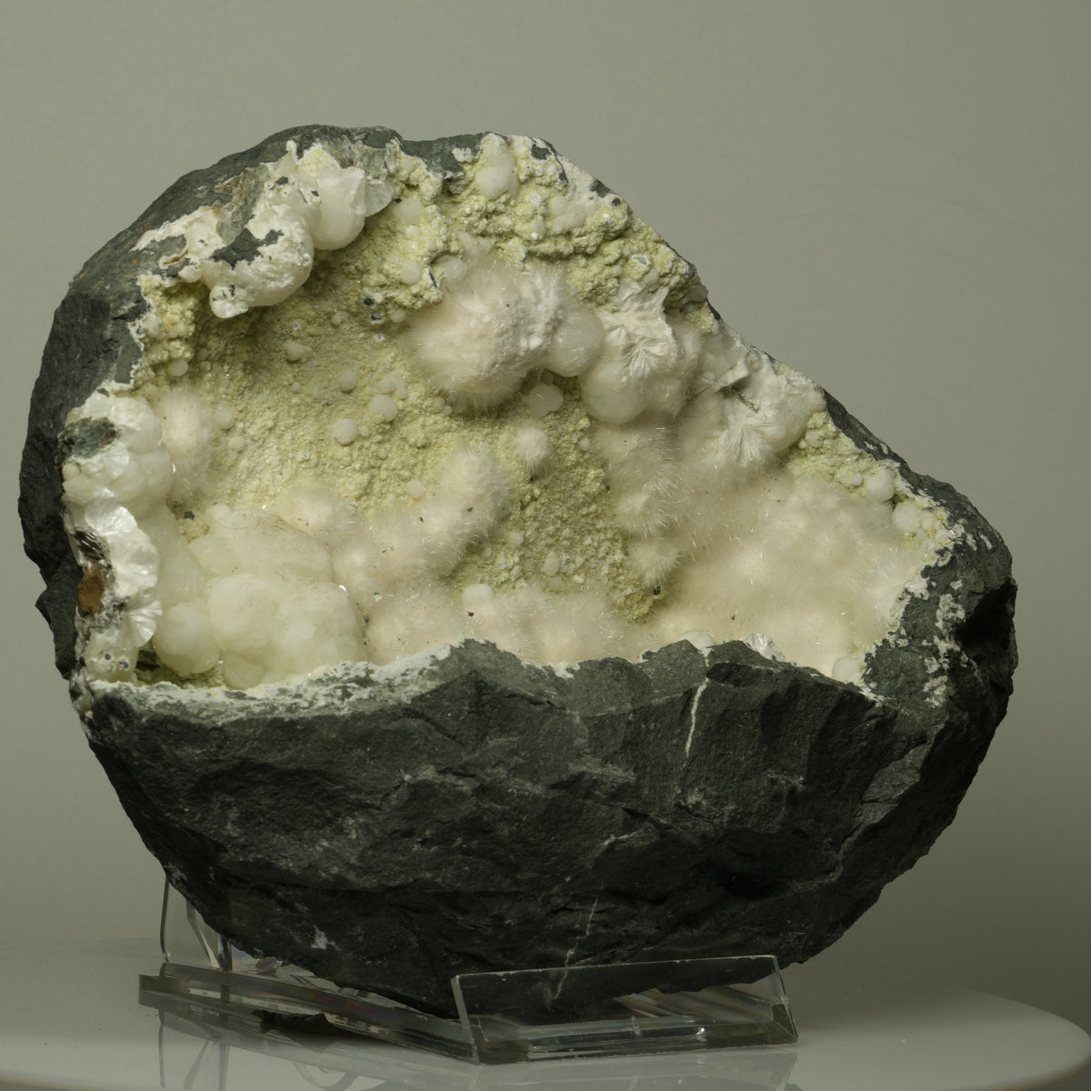 XXL Okenit-Geode auf Basaltgestein  Malad, Mumbai, MH, Indien 175*135*78mm #14721