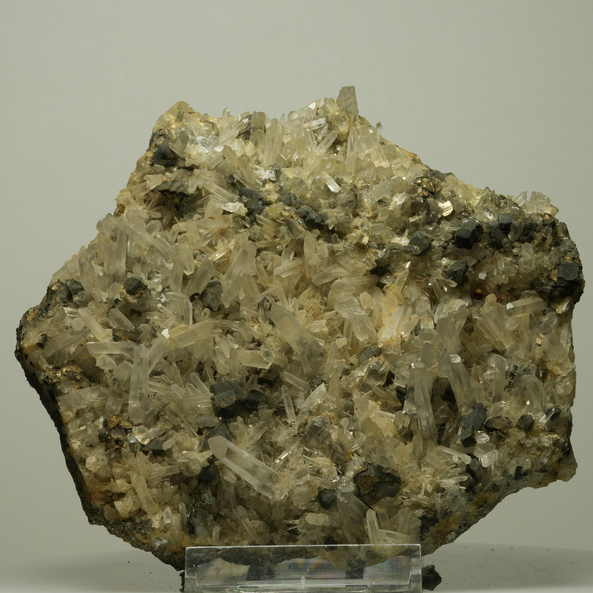 XL Bergkristall-Stufe mit Pyrit und dunklen Erzkristallen Unbekannt 146*134*69mm #14722