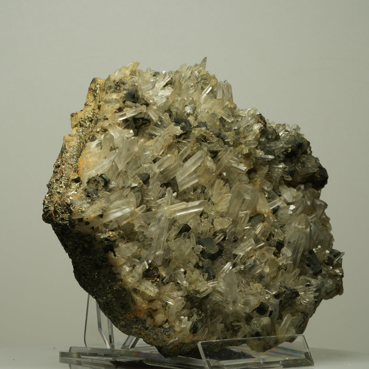 XL Bergkristall-Stufe mit Pyrit und dunklen Erzkristallen Unbekannt 146*134*69mm #14722