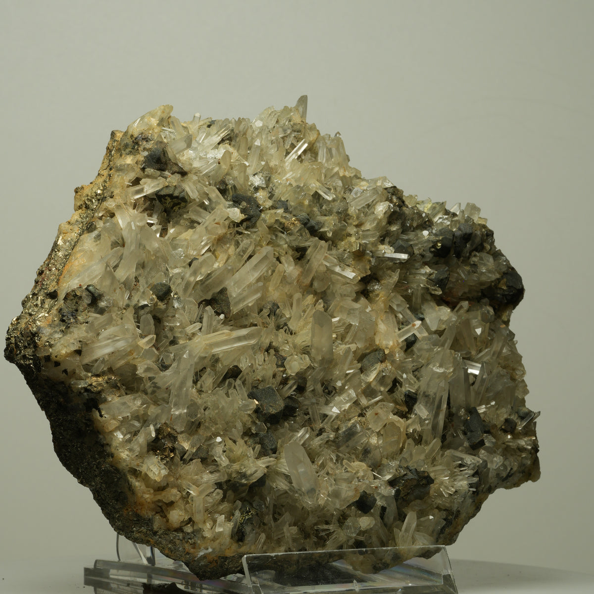 XL Bergkristall-Stufe mit Pyrit und dunklen Erzkristallen Unbekannt 146*134*69mm #14722