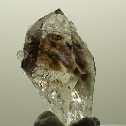Harlekin Lemurian Phantom Amethyst mit Analcim Streep Mine, Goboboseb, Namibia 51*30*25mm #14809