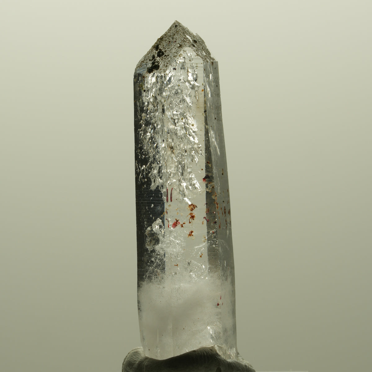 Harlekin Lemurian Rauchquarz Spitze mit Hämatit Streep Mine, Goboboseb, Namibia 49*16*12mm #14815