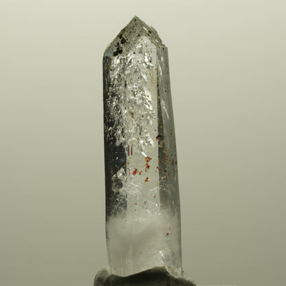 Harlekin Lemurian Rauchquarz Spitze mit Hämatit Streep Mine, Goboboseb, Namibia 49*16*12mm #14815