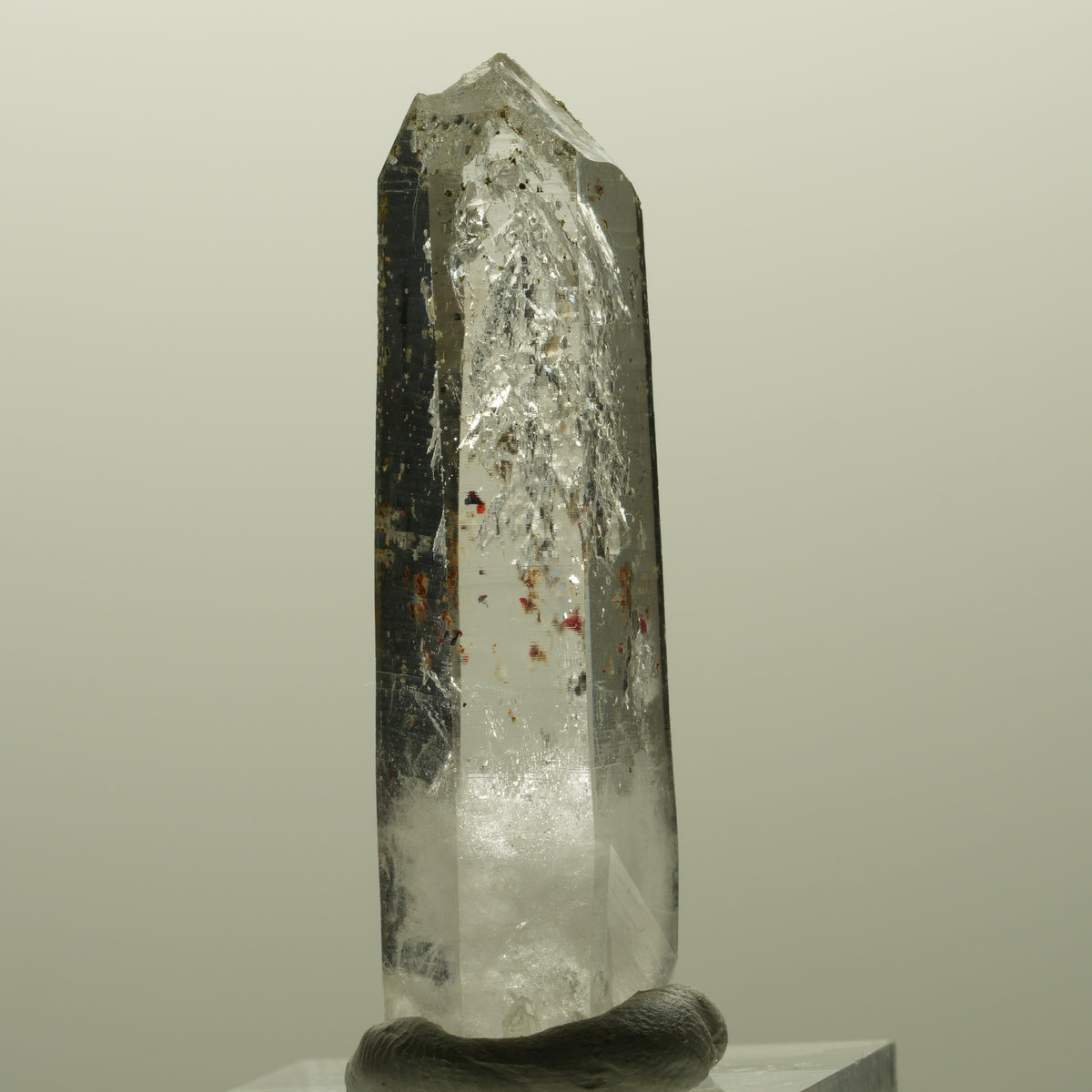 Harlekin Lemurian Rauchquarz Spitze mit Hämatit Streep Mine, Goboboseb, Namibia 49*16*12mm #14815