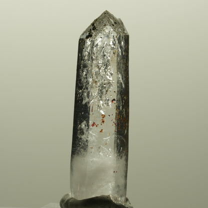 Harlekin Lemurian Rauchquarz Spitze mit Hämatit Streep Mine, Goboboseb, Namibia 49*16*12mm #14815