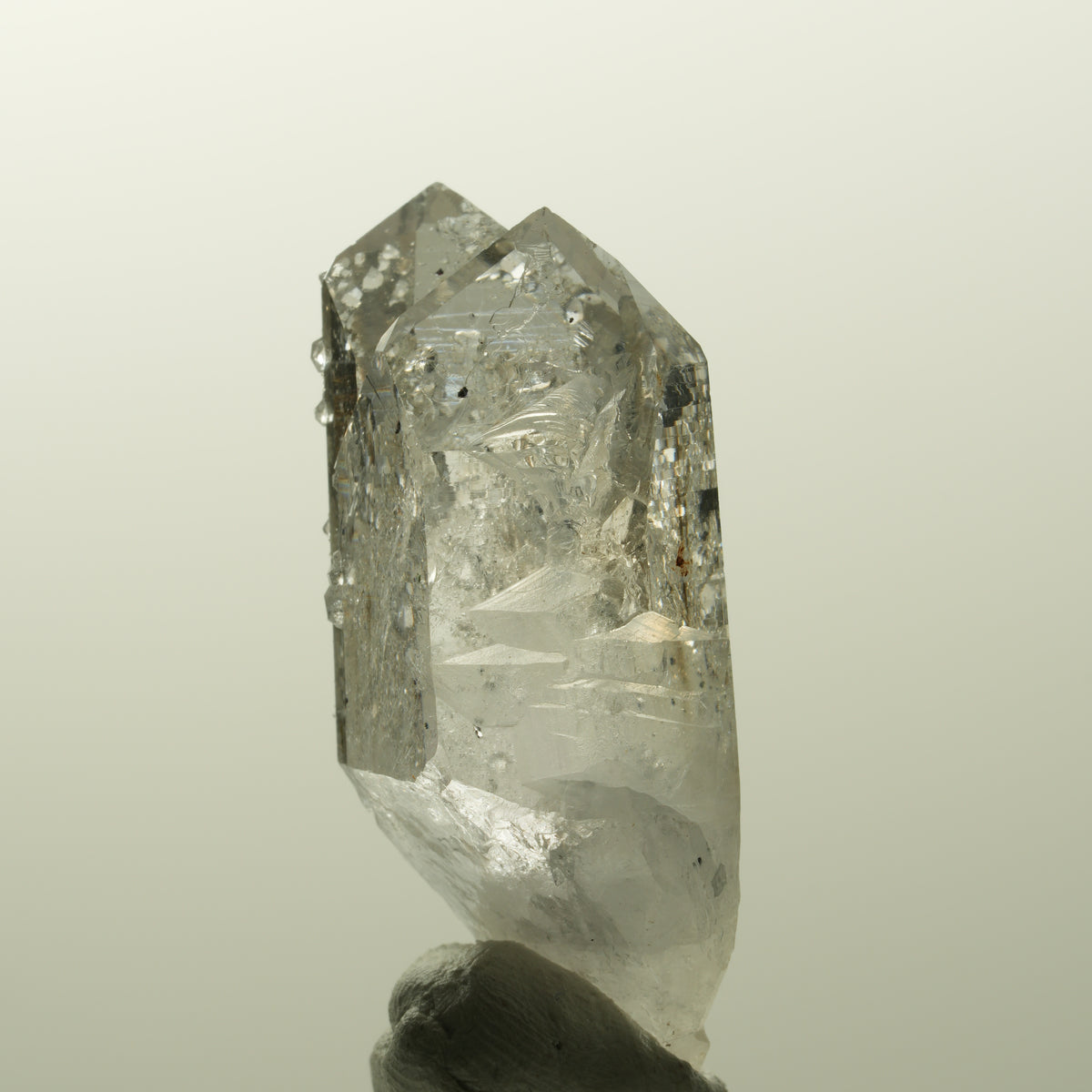 Lemurian Phantom Rauchquarz mit Analcim, Hämatit Streep Mine Goboboseb, Namibia 40*18*14mm #14860