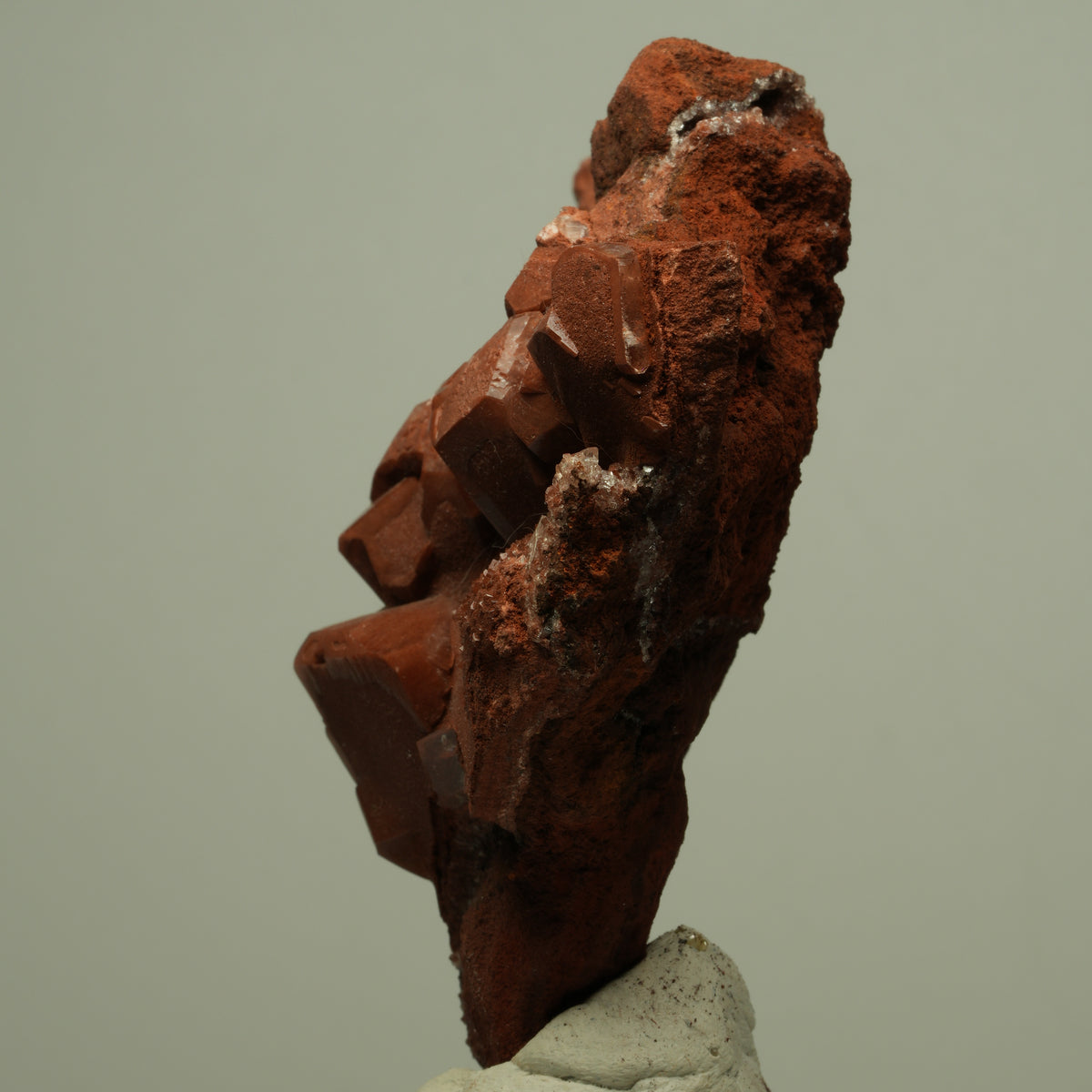 Calcit-Kristallstufe mit roter Hämatit-Kruste auf Matrix Unbekannt 90*76*32mm #14874