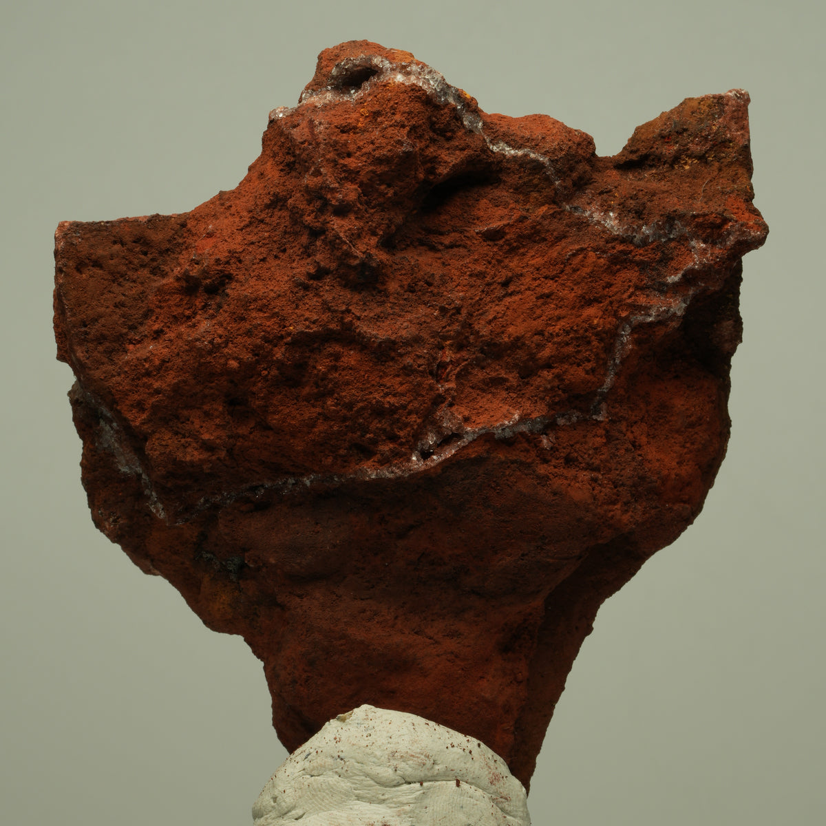 Calcit-Kristallstufe mit roter Hämatit-Kruste auf Matrix Unbekannt 90*76*32mm #14874