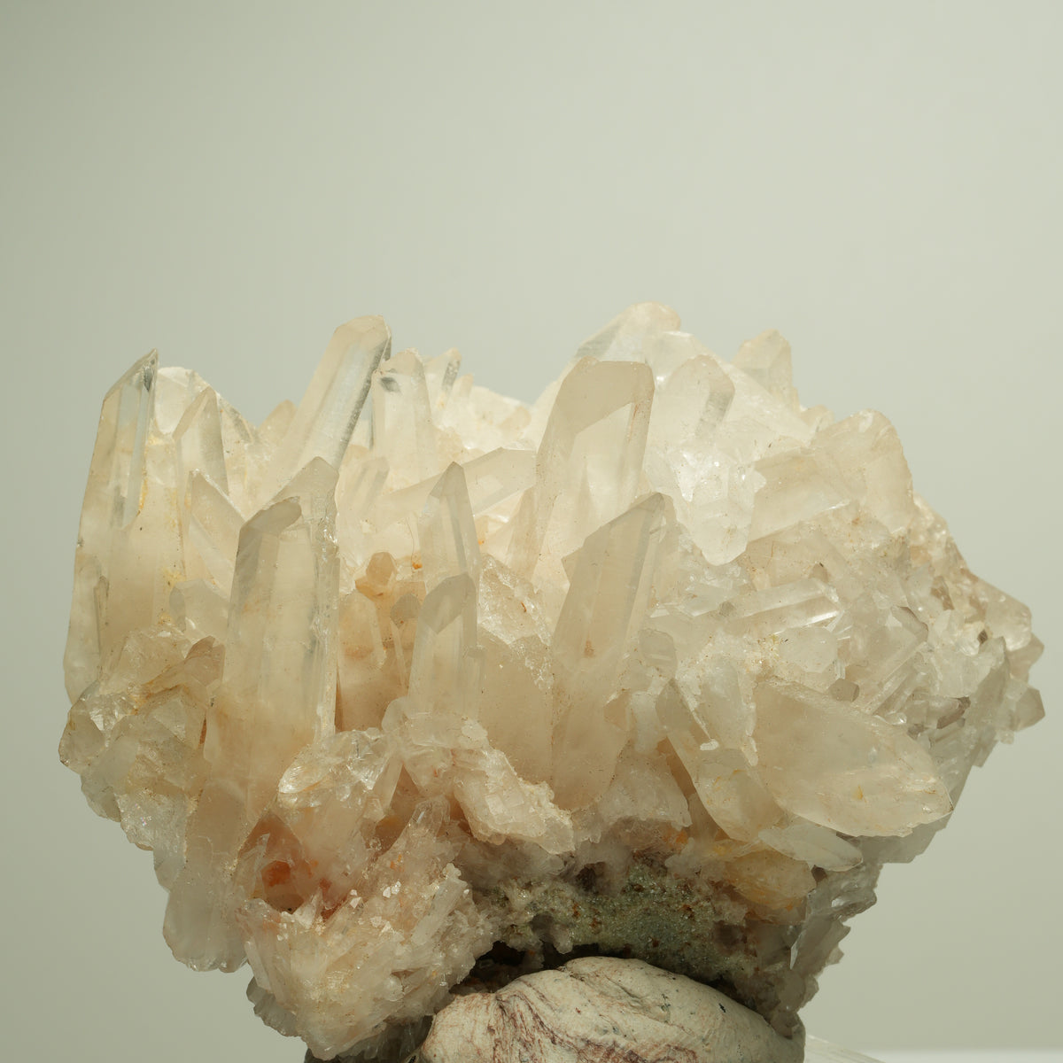 Glänzende Bergkristall-Stufe mit Eisenoxid-Tönung Unbekannt 77*65*53mm #14880