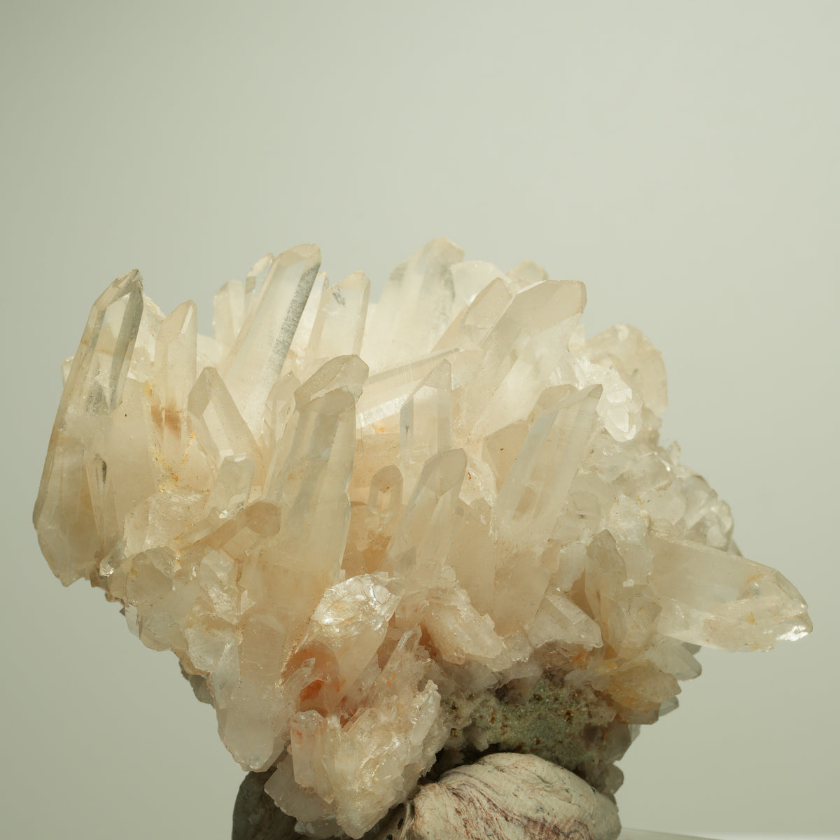 Glänzende Bergkristall-Stufe mit Eisenoxid-Tönung Unbekannt 77*65*53mm #14880