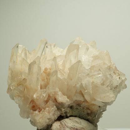 Glänzende Bergkristall-Stufe mit Eisenoxid-Tönung Unbekannt 77*65*53mm #14880