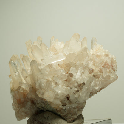 Glänzende Bergkristall-Stufe mit Eisenoxid-Tönung Unbekannt 77*65*53mm #14880