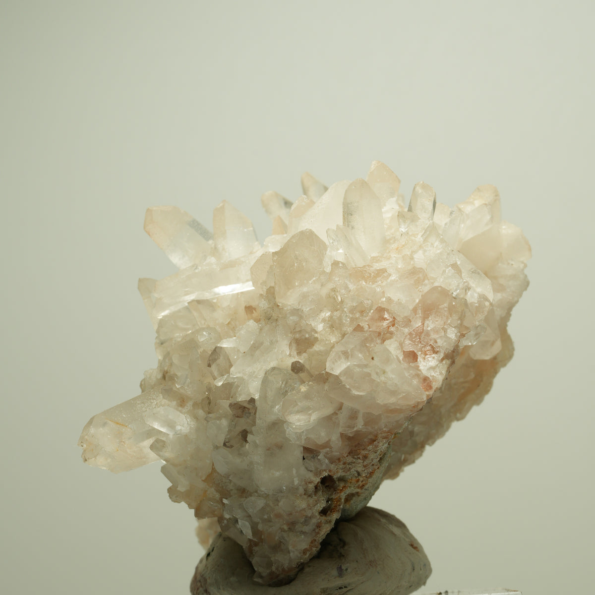 Glänzende Bergkristall-Stufe mit Eisenoxid-Tönung Unbekannt 77*65*53mm #14880