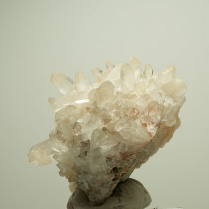 Glänzende Bergkristall-Stufe mit Eisenoxid-Tönung Unbekannt 77*65*53mm #14880
