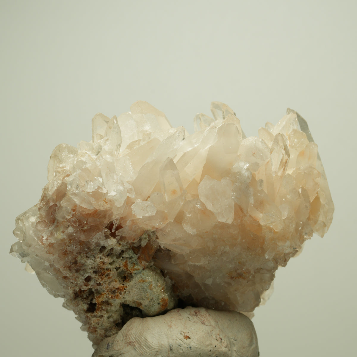 Glänzende Bergkristall-Stufe mit Eisenoxid-Tönung Unbekannt 77*65*53mm #14880