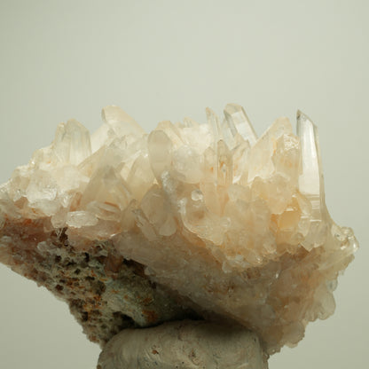 Glänzende Bergkristall-Stufe mit Eisenoxid-Tönung Unbekannt 77*65*53mm #14880