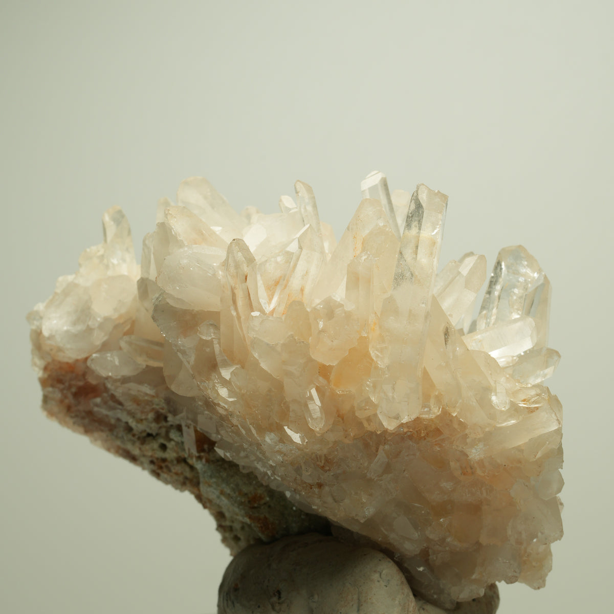 Glänzende Bergkristall-Stufe mit Eisenoxid-Tönung Unbekannt 77*65*53mm #14880