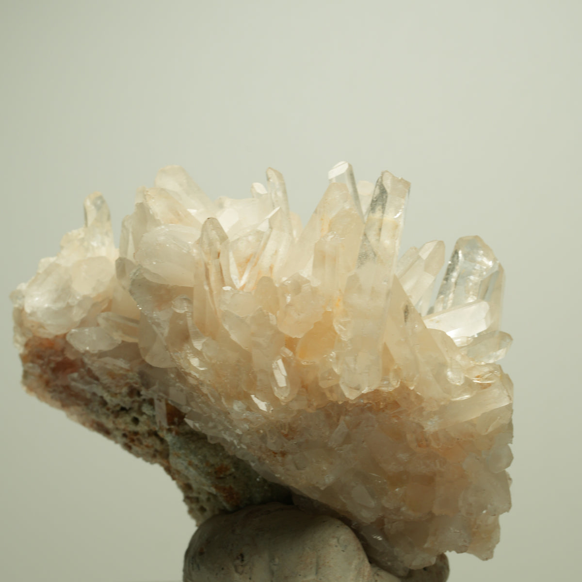 Glänzende Bergkristall-Stufe mit Eisenoxid-Tönung Unbekannt 77*65*53mm #14880