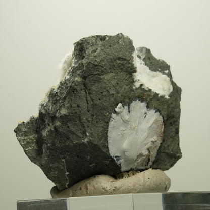 Flauschiger Okenit mit Gyrolith auf Basaltmatrix Poona, Indien 68*60*43mm #14882
