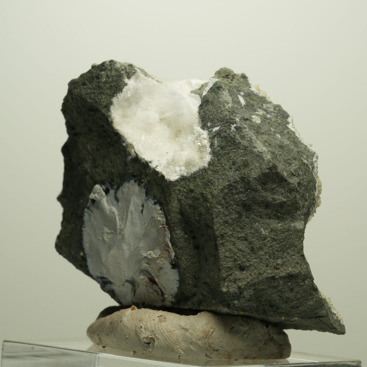 Flauschiger Okenit mit Gyrolith auf Basaltmatrix Poona, Indien 68*60*43mm #14882