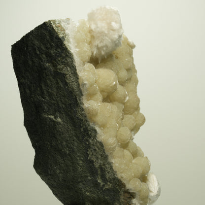 Flauschiger Okenit mit Gyrolith auf Basaltmatrix Poona, Indien 84*53*43mm #14883