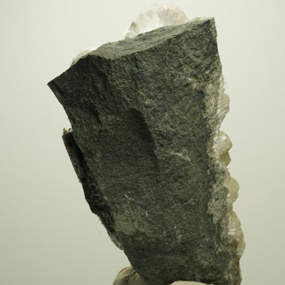 Flauschiger Okenit mit Gyrolith auf Basaltmatrix Poona, Indien 84*53*43mm #14883