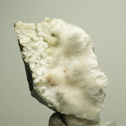 Flauschiger Okenit mit Gyrolith auf Basaltmatrix Poona, Indien 92*54*50mm #14884