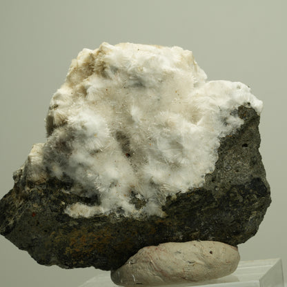 Flauschiger Okenit auf Basaltmatrix Poona, Indien 72*58*34mm #14885