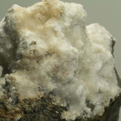 Flauschiger Okenit auf Basaltmatrix Poona, Indien 72*58*34mm #14885