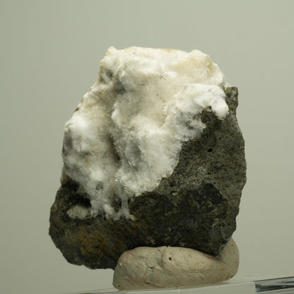 Flauschiger Okenit auf Basaltmatrix Poona, Indien 72*58*34mm #14885