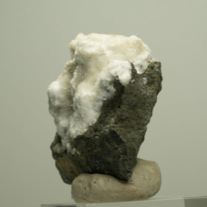 Flauschiger Okenit auf Basaltmatrix Poona, Indien 72*58*34mm #14885