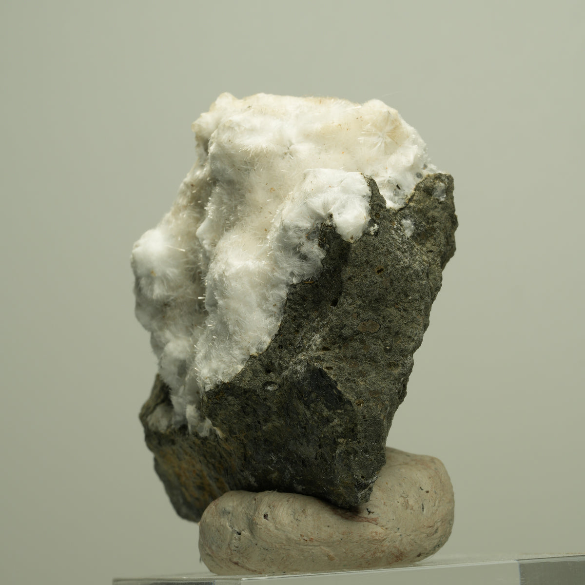 Flauschiger Okenit auf Basaltmatrix Poona, Indien 72*58*34mm #14885