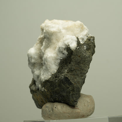 Flauschiger Okenit auf Basaltmatrix Poona, Indien 72*58*34mm #14885