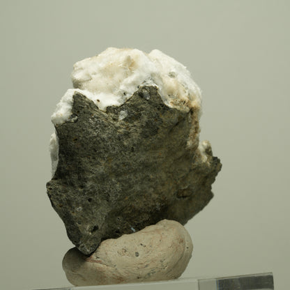 Flauschiger Okenit auf Basaltmatrix Poona, Indien 72*58*34mm #14885