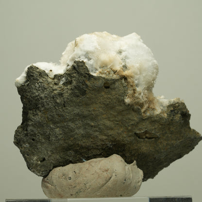 Flauschiger Okenit auf Basaltmatrix Poona, Indien 72*58*34mm #14885