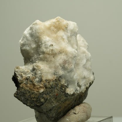 Flauschiger Okenit auf Basaltmatrix Poona, Indien 72*58*34mm #14885