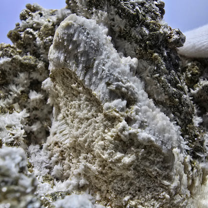 Grand spécimen de fluorite, hyalite, scholle, tourmaline, muscovite, orthose, Erongo, Namibie, 126 x 99 x 78 mm 