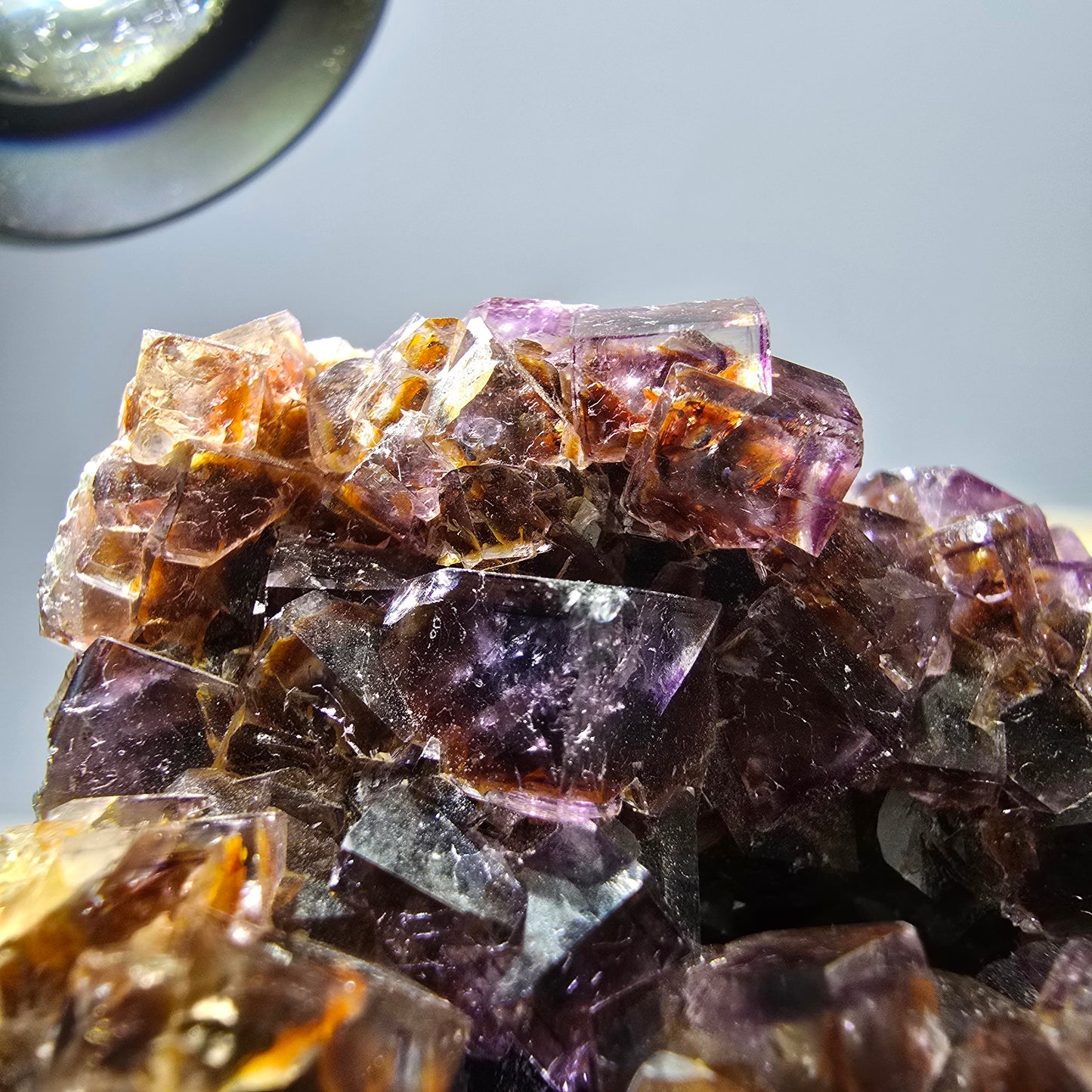 Rare spécimen de cube de fluorite fantôme, violet jaune Okorusu Namibie 63*59*34mm 