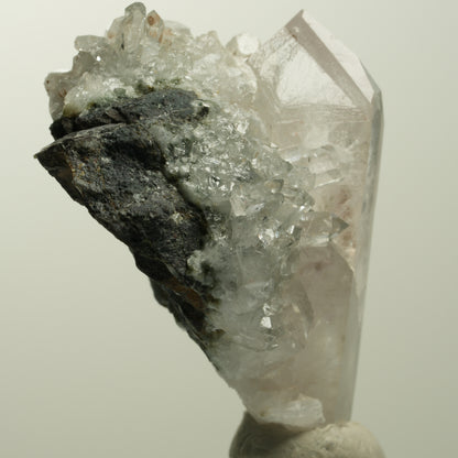 Skelett Phantom Amethyst mit Hämatit, Calcit auf Matrix Streep Mine, Namibia 52*40*34mm #15052