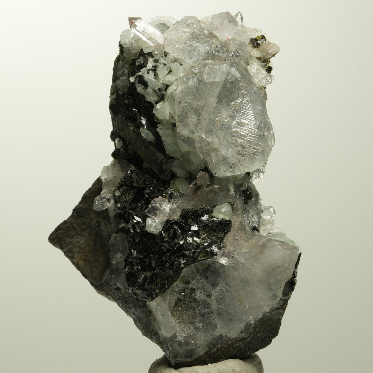 Harlekin Quarz, Calcit, Prehnit, Epidot auf Matrix Stufe Streep Mine, Namibia 73*56*25mm #15105