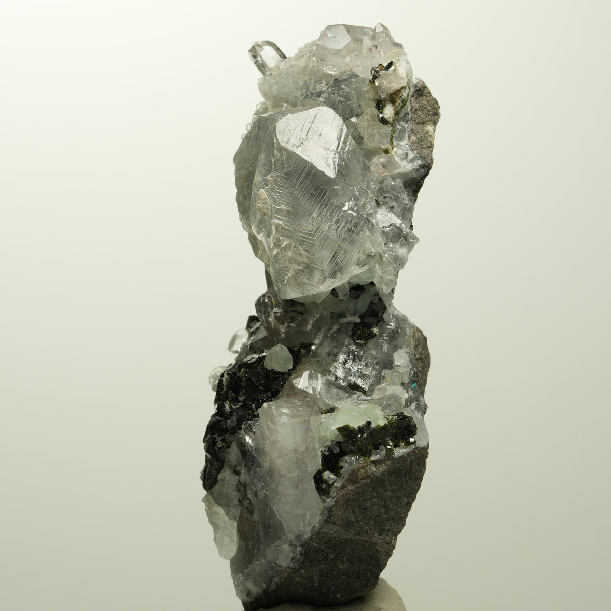 Harlekin Quarz, Calcit, Prehnit, Epidot auf Matrix Stufe Streep Mine, Namibia 73*56*25mm #15105
