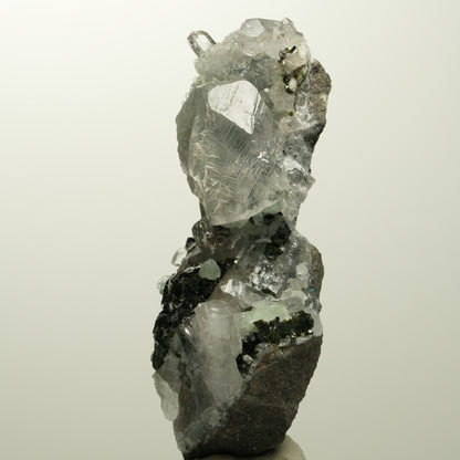 Harlekin Quarz, Calcit, Prehnit, Epidot auf Matrix Stufe Streep Mine, Namibia 73*56*25mm #15105