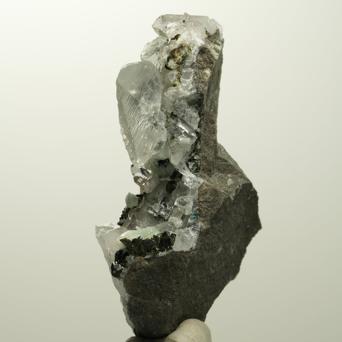 Harlekin Quarz, Calcit, Prehnit, Epidot auf Matrix Stufe Streep Mine, Namibia 73*56*25mm #15105