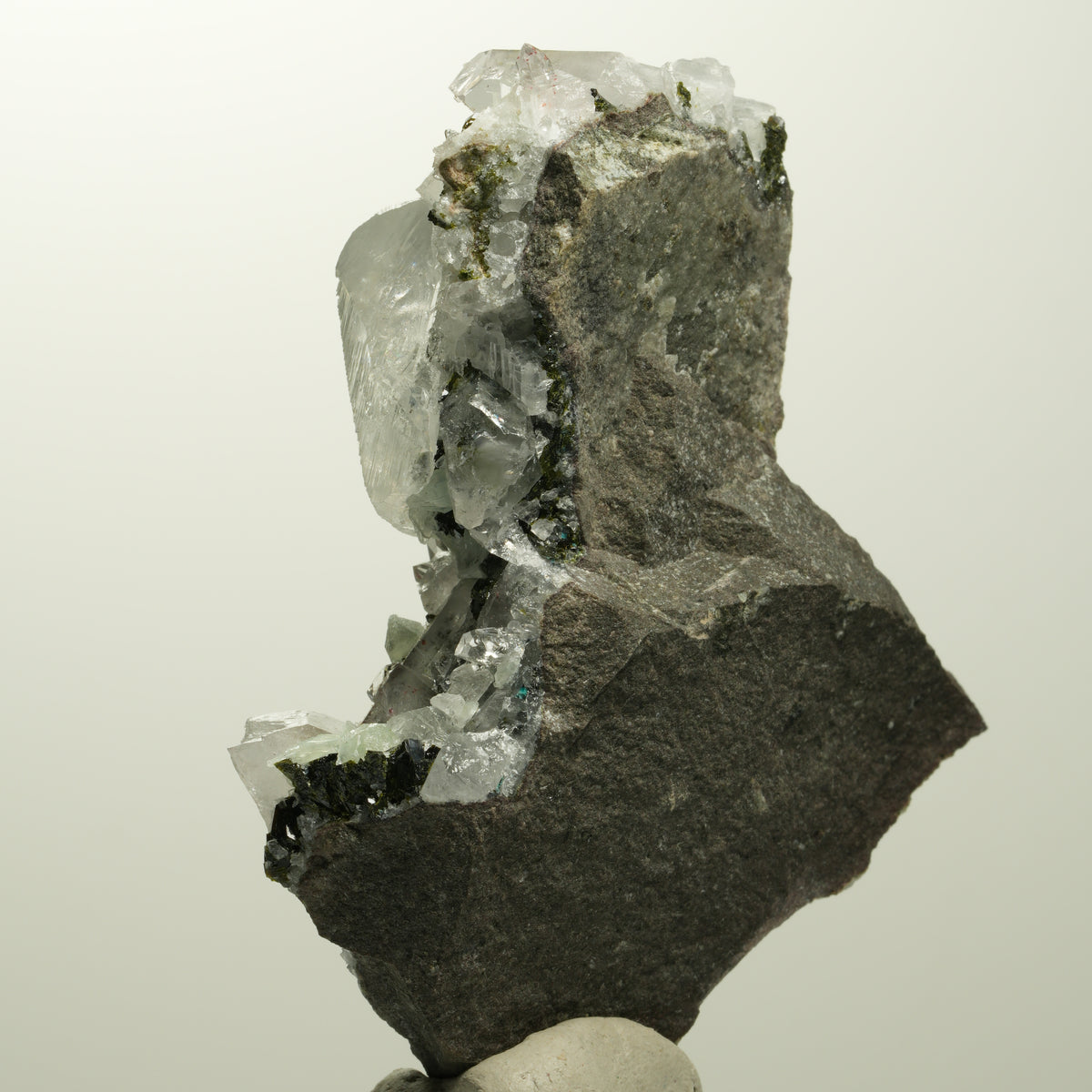 Harlekin Quarz, Calcit, Prehnit, Epidot auf Matrix Stufe Streep Mine, Namibia 73*56*25mm #15105