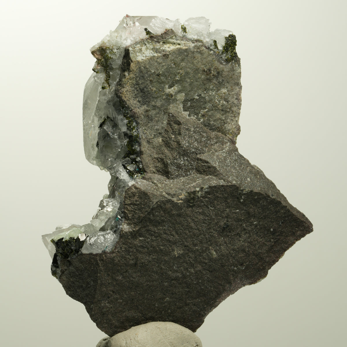 Harlekin Quarz, Calcit, Prehnit, Epidot auf Matrix Stufe Streep Mine, Namibia 73*56*25mm #15105