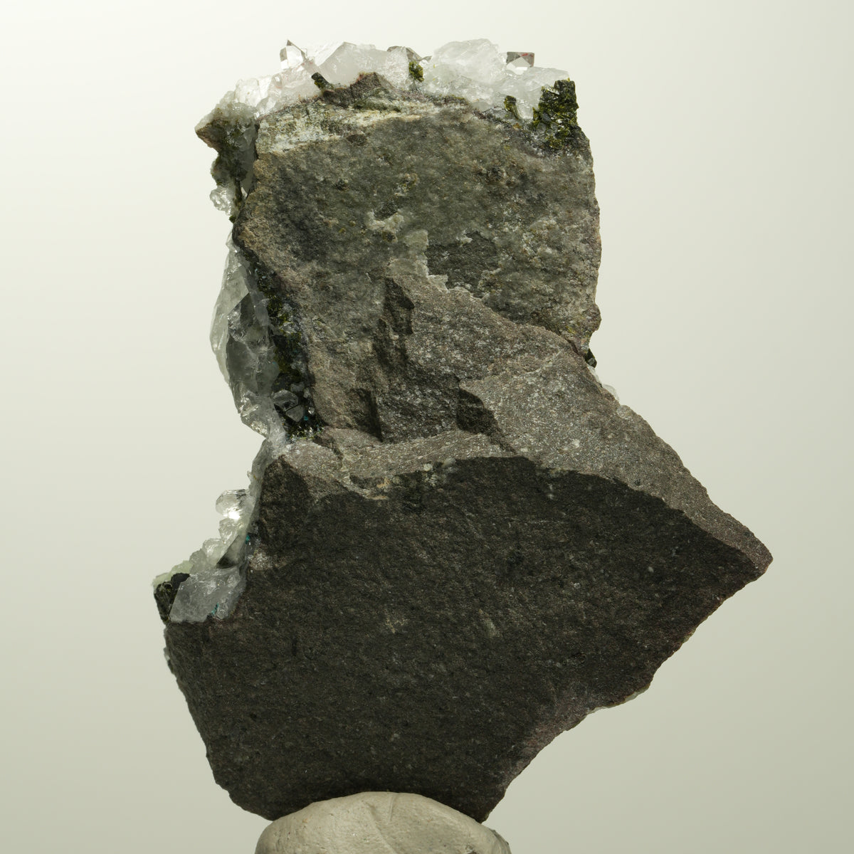 Harlekin Quarz, Calcit, Prehnit, Epidot auf Matrix Stufe Streep Mine, Namibia 73*56*25mm #15105