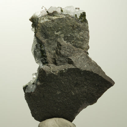 Harlekin Quarz, Calcit, Prehnit, Epidot auf Matrix Stufe Streep Mine, Namibia 73*56*25mm #15105