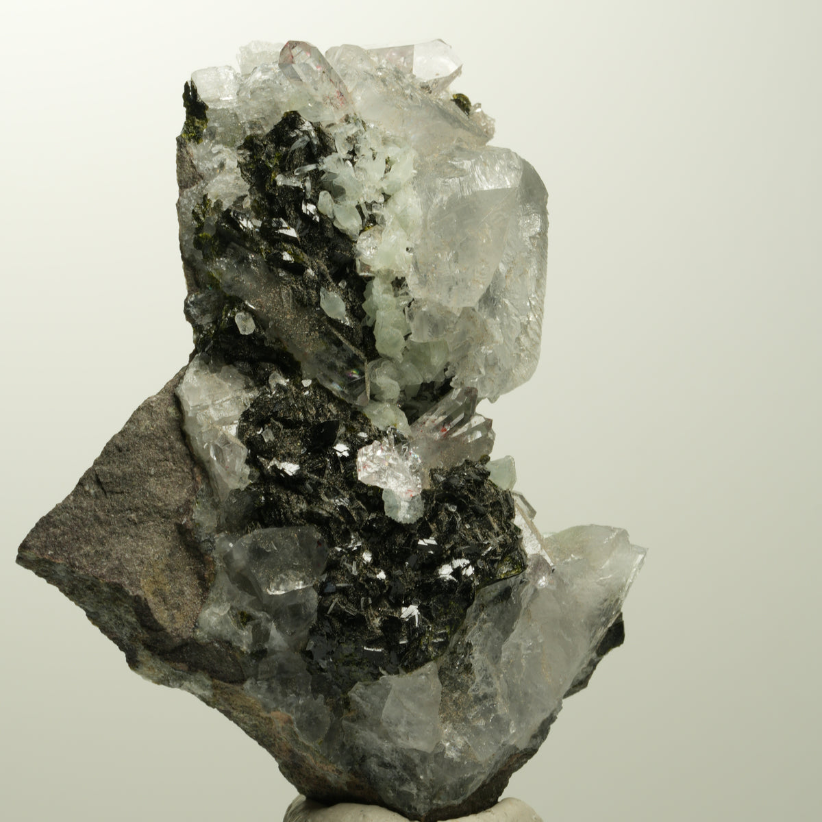 Harlekin Quarz, Calcit, Prehnit, Epidot auf Matrix Stufe Streep Mine, Namibia 73*56*25mm #15105